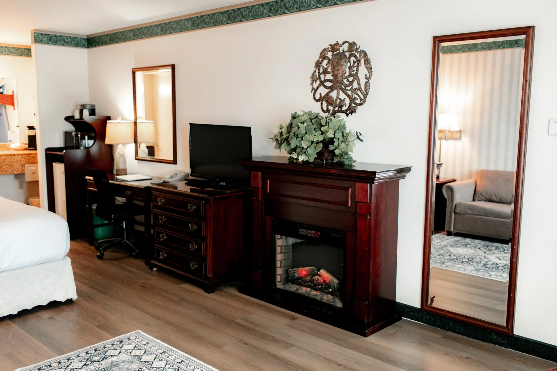 Fireplace and mirror wall in a king suite